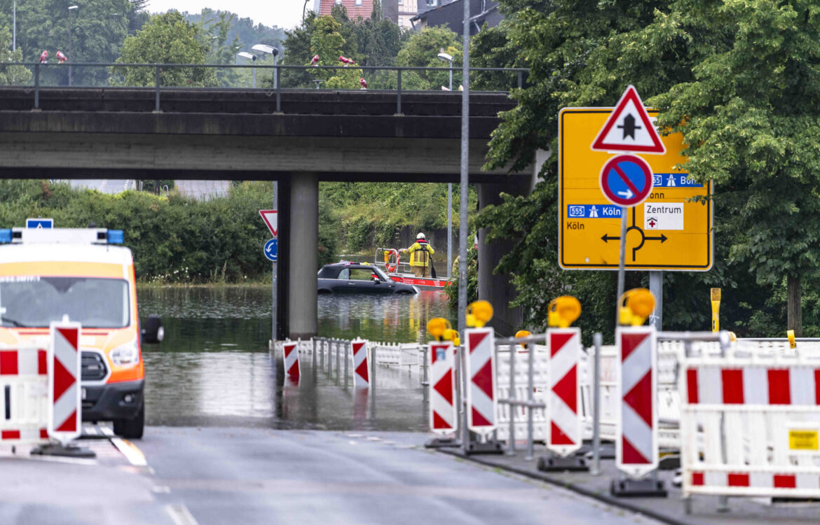 🚒 Starkregen über Wesseling: Feuerwehr im unermüdlichen Einsatz! 🌧️